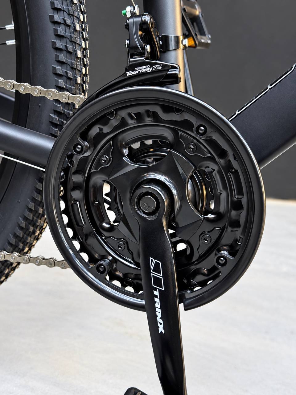 دراجة جبلية Trinx M007 مقاس 26 بوصة، إطار ألمنيوم، ناقل حركة Shimano بسرعة 21 سرعة، نظام تعليق أمامي قابل للقفل، فرامل قرص ميكانيكية 160 مم
