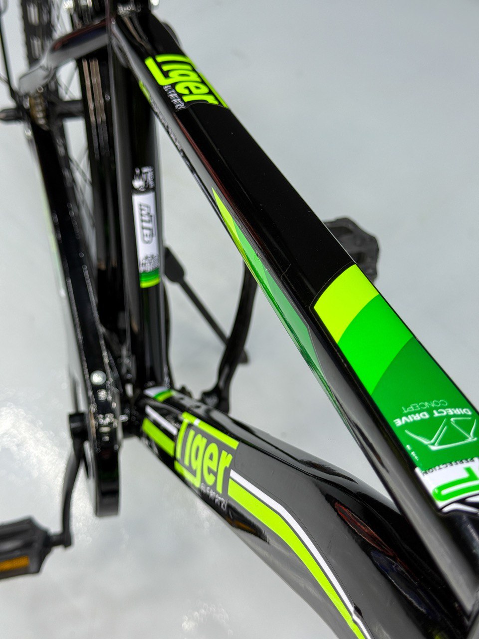 26 Inch Multi-Purpose Bicycle – Disc Brakes – Front Suspension – Front Basket & Rear Carrier – Metal Mudguards – Suitable for 150–180 cm Height Green