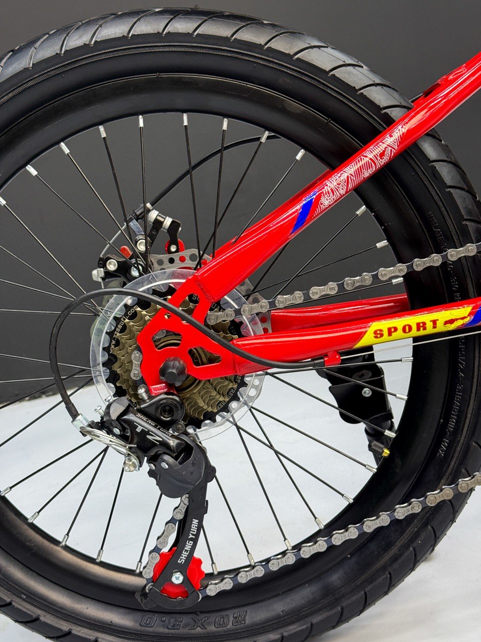 Kids Mountain Bike 20 Inch – 21 Speed – Disc Brakes – Front Suspension – 3.00 Wide Tires – Suitable for Ages 6-12 Red