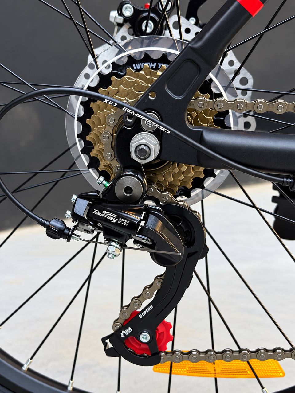 دراجة جبلية Trinx M007 مقاس 26 بوصة، إطار ألمنيوم، ناقل حركة Shimano بسرعة 21 سرعة، نظام تعليق أمامي قابل للقفل، فرامل قرص ميكانيكية 160 مم