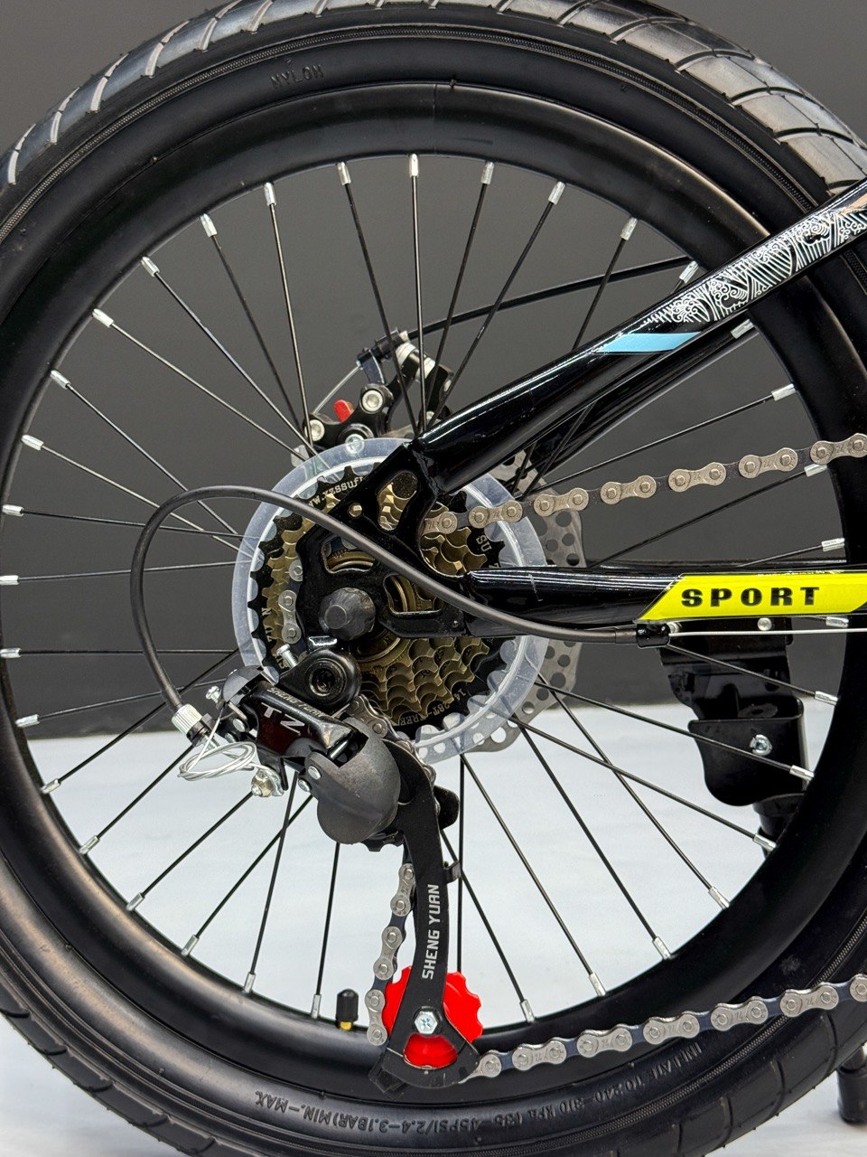 Kids Mountain Bike 20 Inch – 21 Speed – Disc Brakes – Front Suspension – 3.00 Wide Tires – Suitable for Ages 6-12 Black