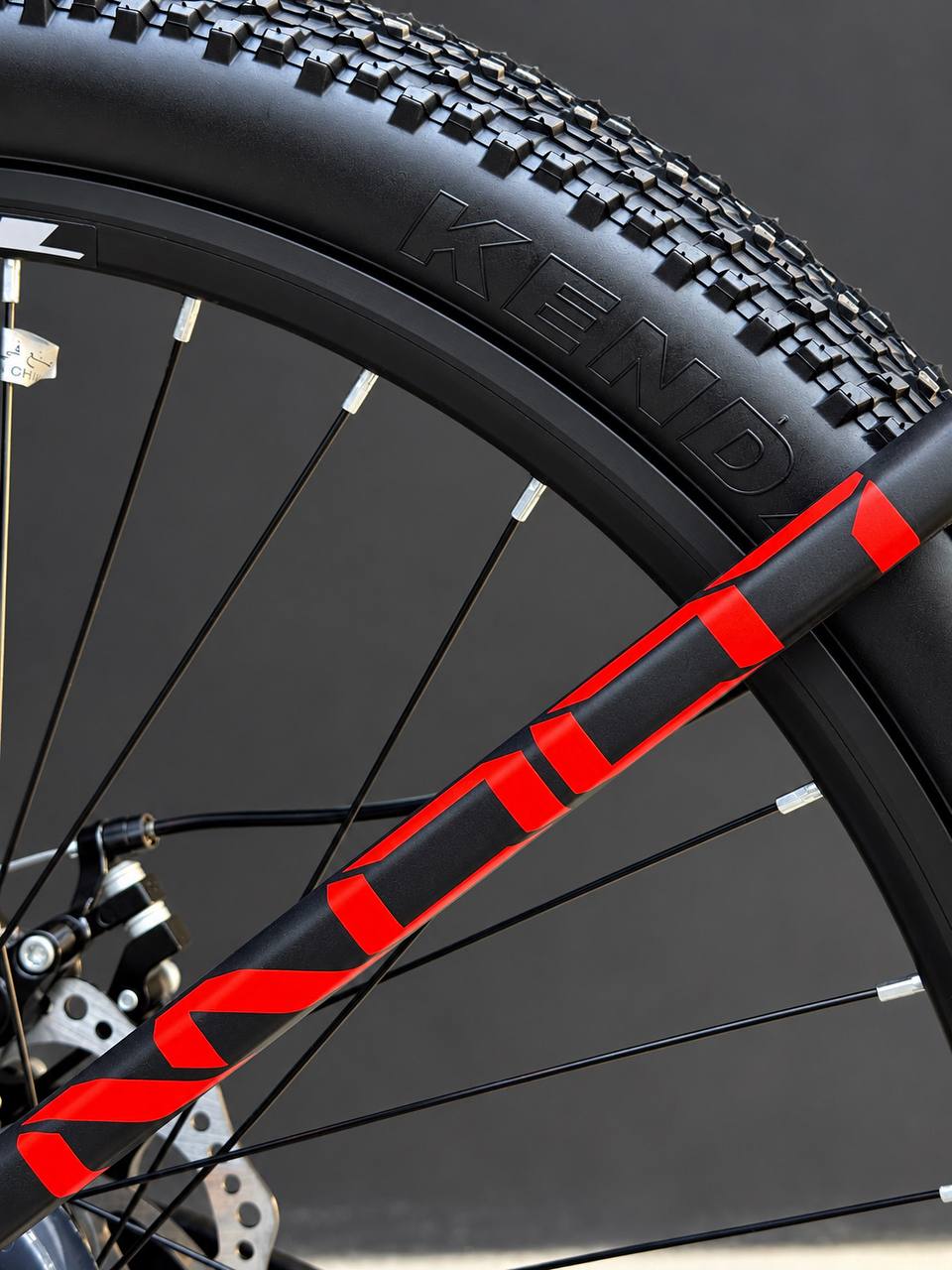 دراجة جبلية Trinx M007 مقاس 26 بوصة، إطار ألمنيوم، ناقل حركة Shimano بسرعة 21 سرعة، نظام تعليق أمامي قابل للقفل، فرامل قرص ميكانيكية 160 مم